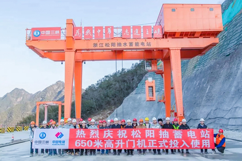 正式投運(yùn)！658米世界首臺(tái)套超高揚(yáng)程起重機(jī)進(jìn)度更新！